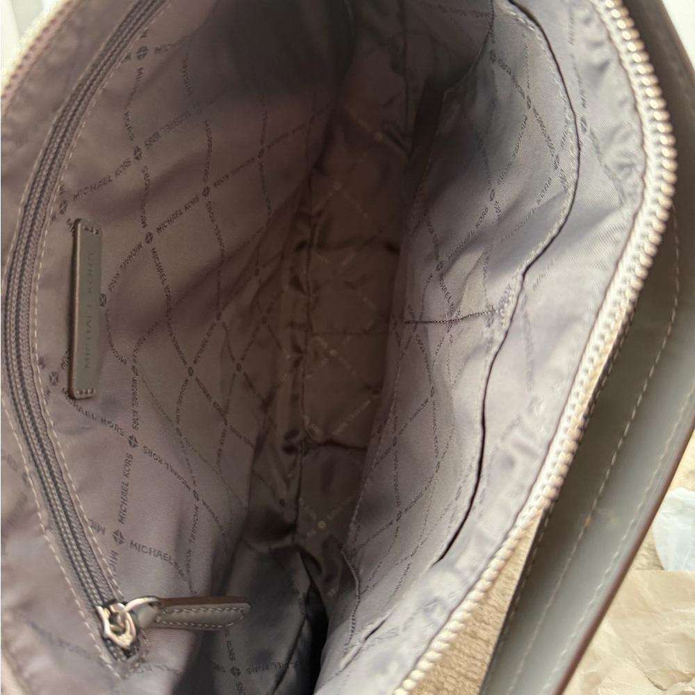 Michael Kors Gray Shoulder Bag with Classic Design - Picture 14 of 14